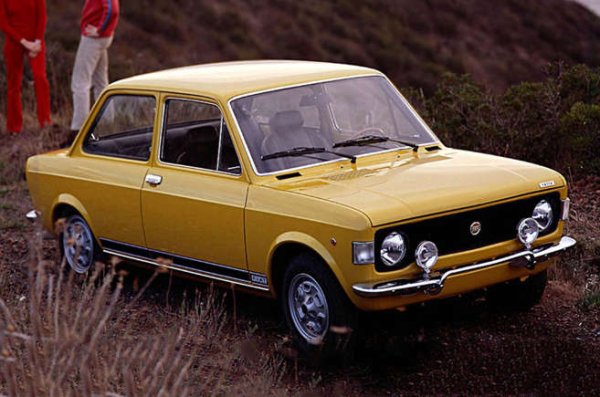 Спечелилият титлата Европейски автомобил на годината Fiat 128 беше пуснат през 1970. При по-мощната версия Rally капацитетът на двигателя беше увеличен от 1116 на 1290 куб. см, а ревизираното газоразпределение, карбураторът Weber с двоен дросел и по-високата степен на сгъстяване увеличиха мощността до 66 коня. 
Всички Rally бяха двувратки, с чифт допълнителни фарове отпред и спортни седалки с подглавници. 